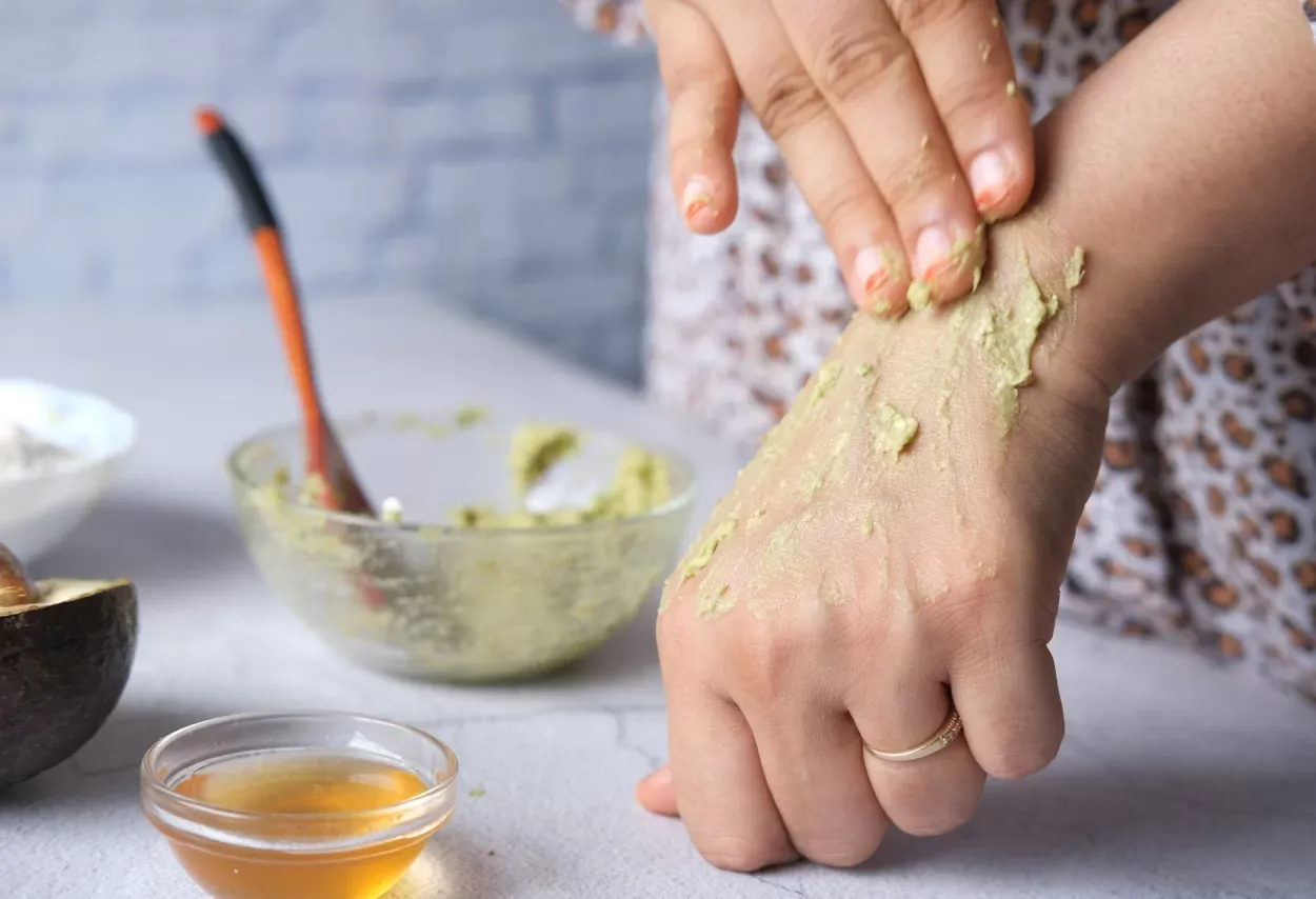 Domácí pasta z přírodních ingrediencí nanesená na ruku