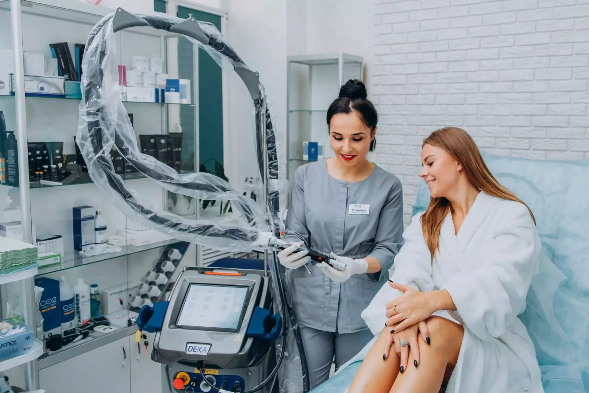Specialistka Laser Clinic ošetřuje klientku laserem Deka