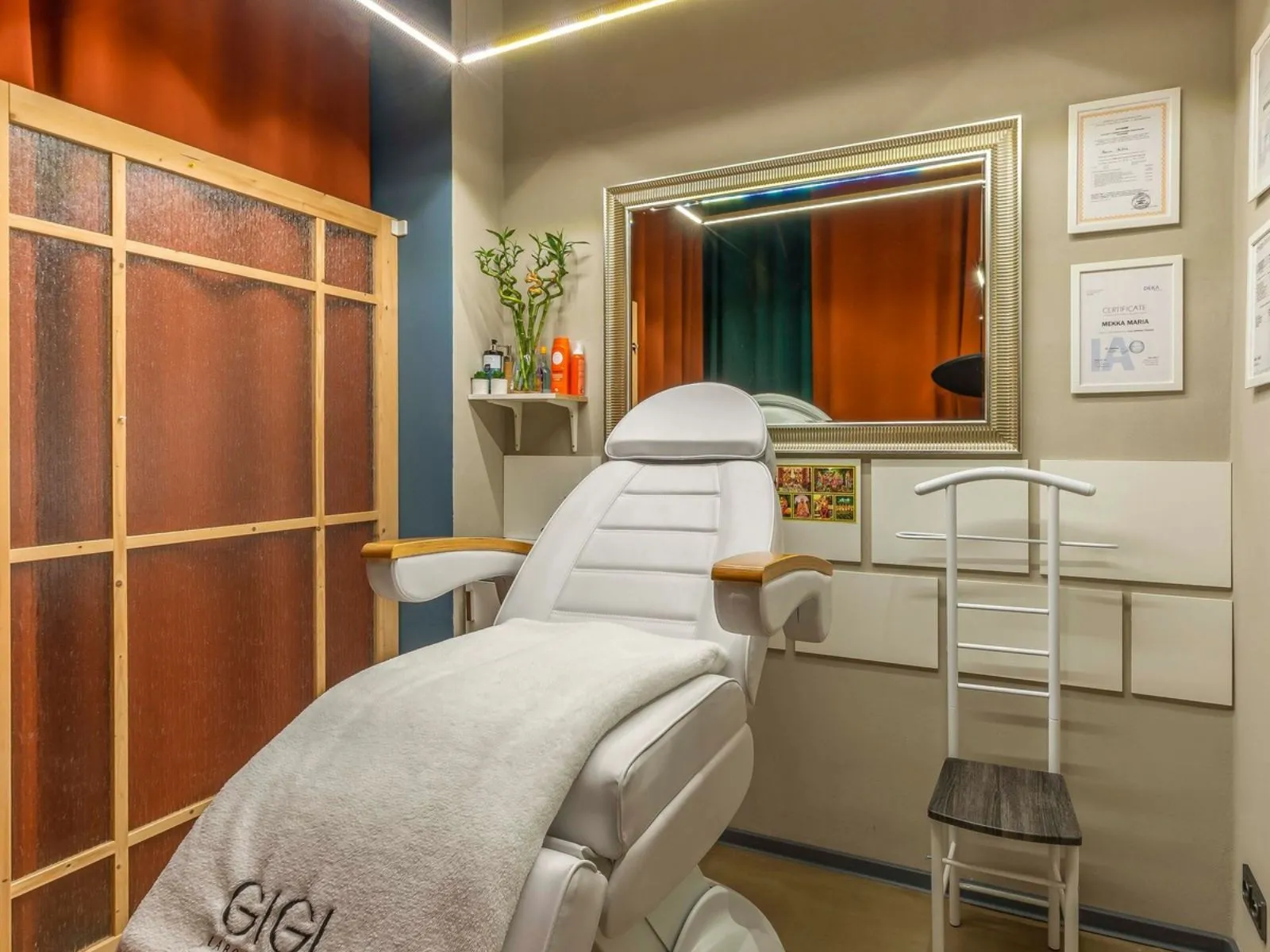 Ošetřovna Laser Clinic v Praze — kosmetické lehátko a certifikáty na stěně