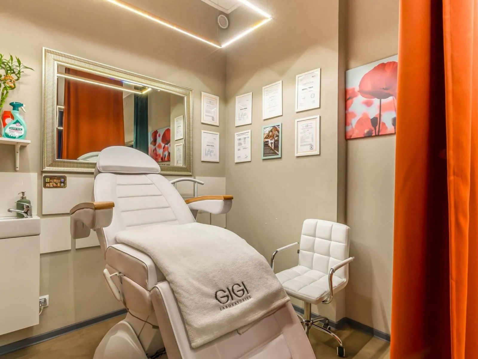 Kabina Laser Clinic s lehátkem, zrcadlem a certifikáty