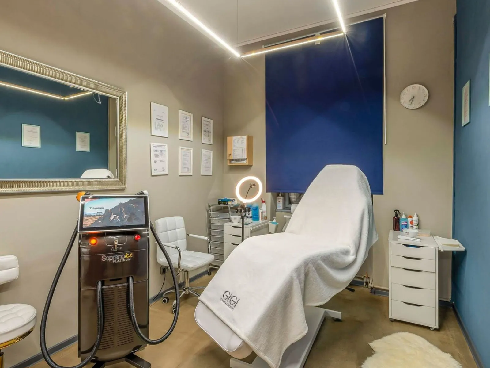 Ošetřovna Laser Clinic s laserovým přístrojem připraveným k epilaci